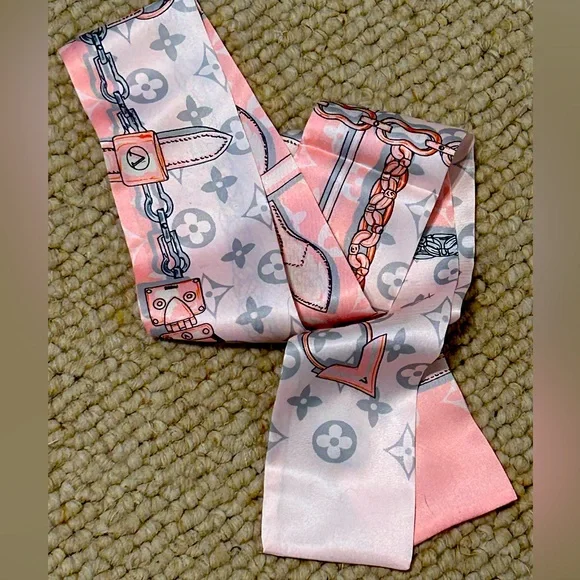 Paris Pink, white & gray unbranded scarf with lock, key, clochette, buckle, NWOT - Picture 3 of 8
